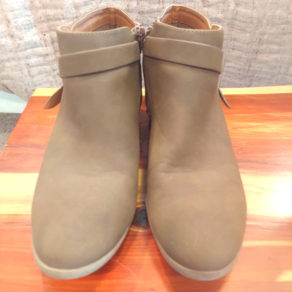 Women's SODA Brown Boot ( Walmart Brand) Size 8 Like New